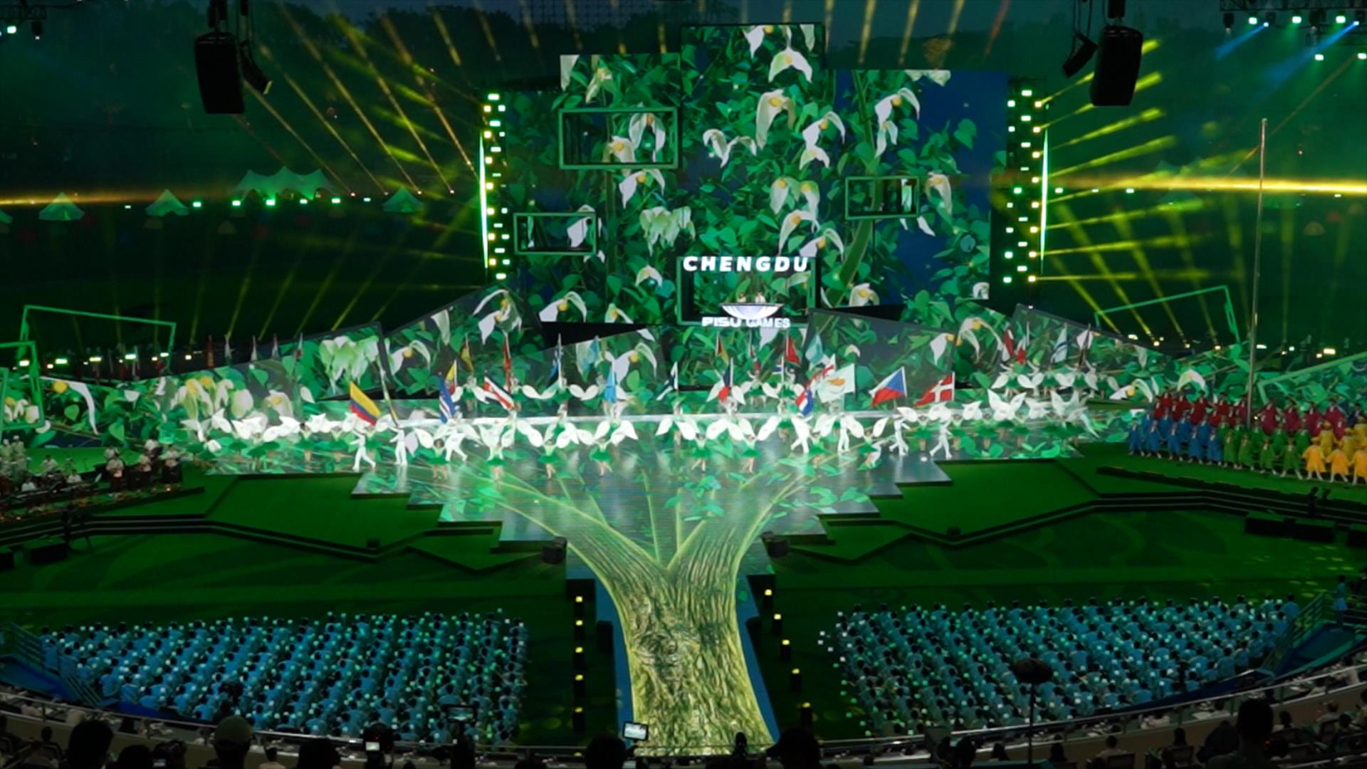 舞台上“长出”珙桐树 31块屏幕打造裸眼3D视觉盛宴